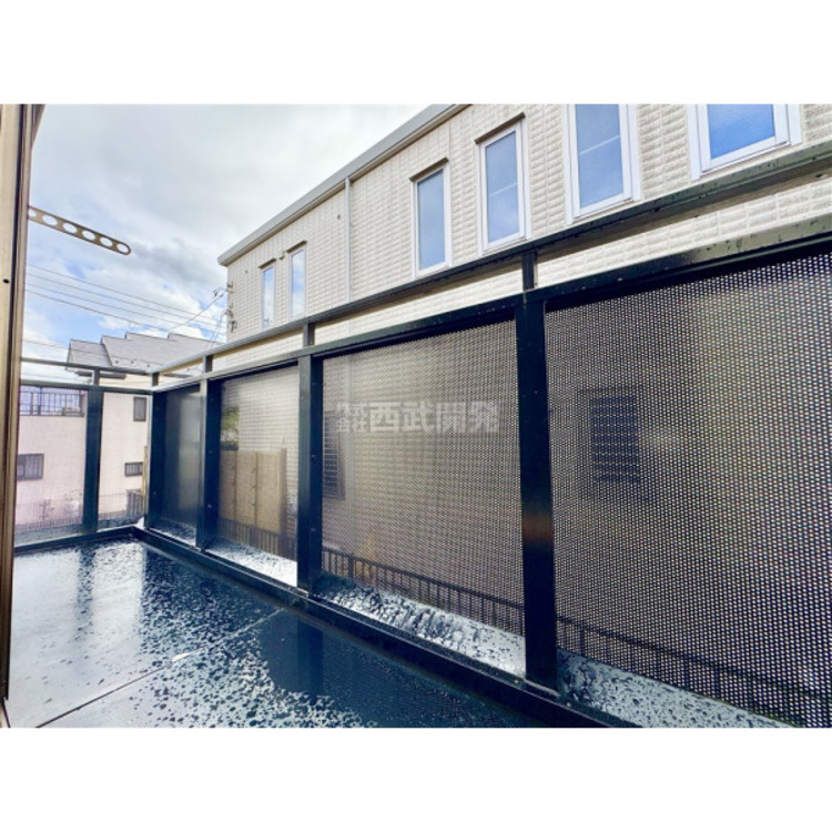 バルコニー お洗濯物やお布団を干すのに十分なスペースです