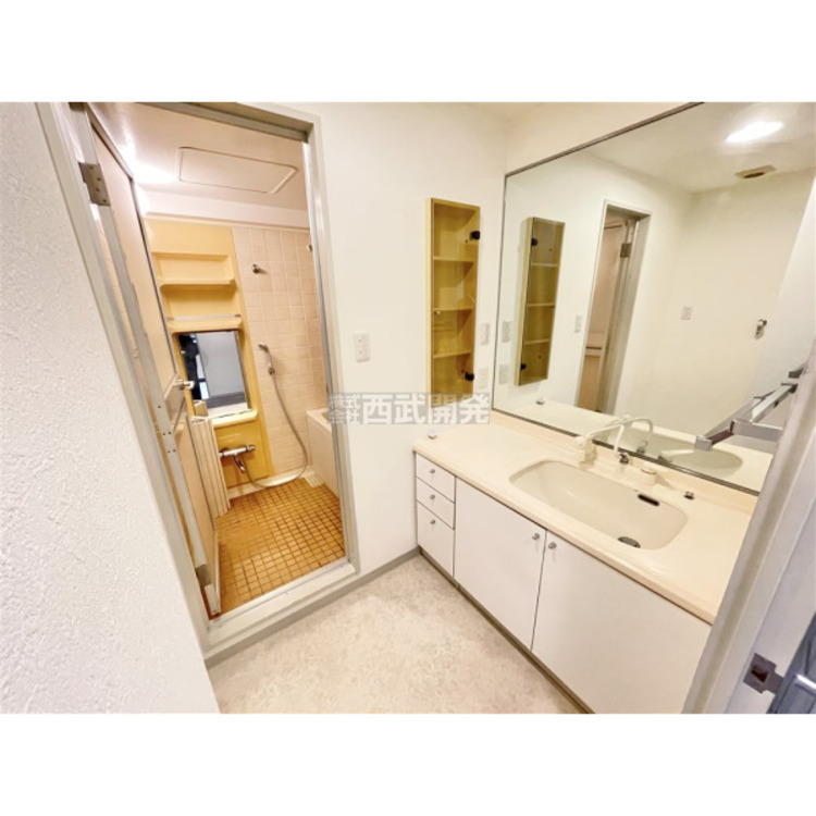 洗面 大きな鏡が付いた洗面化粧台です。