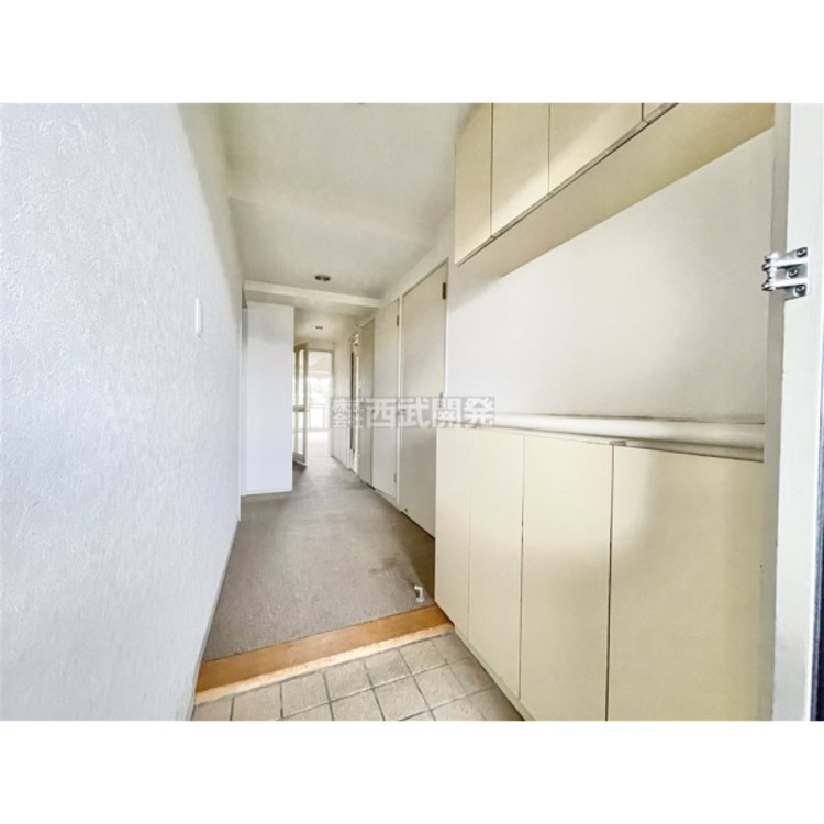 玄関 大きなシューズボックス。中の棚板は可動式なのでブーツや長靴なども楽々収納できます。