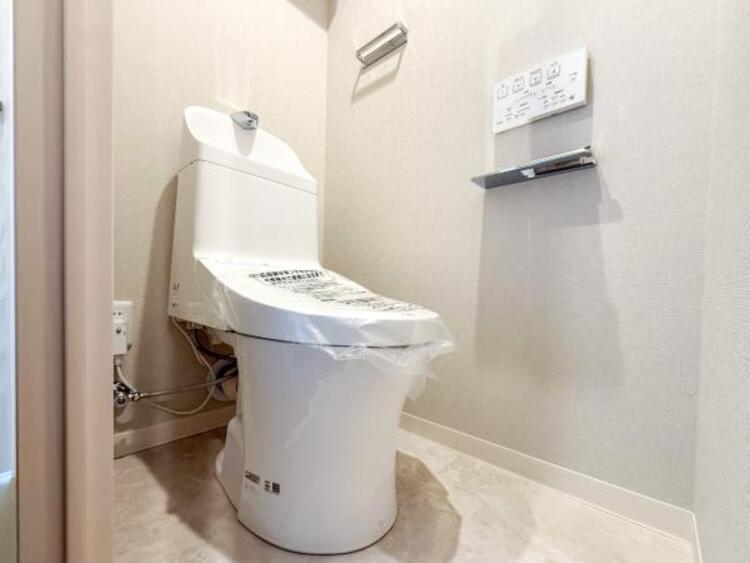 トイレ 毎日使う場所だからこそ、使い勝手を考慮しました。白を基調に、飽きのこない空間は質感豊かな仕上がりとなっております。