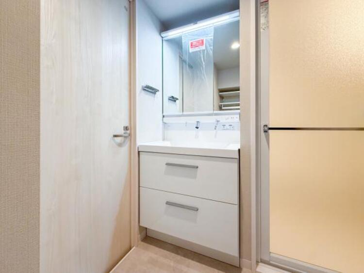 洗面 一日の始まりと終わりを心地よく演出してくれるパウダールーム。ホワイトで統一されたワイドな洗面台は収納力もあり、いつでもすっきりとした洗面室に。