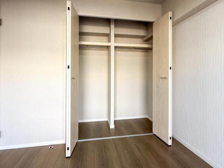 収納 クローゼットは棚やハンガーパイプが付いた使いやすい設計。収納BOXなどもスッキリ収納できます。普段使わない季節用品やトランクなど、大きなものもラクラク収納できます。