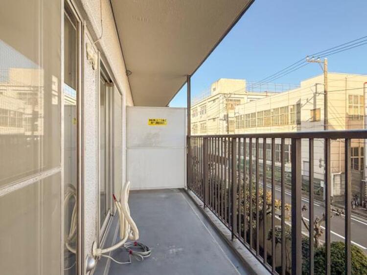 バルコニー 陽の光に照らされるバルコニーを、爽やかな涼風が吹き抜けていきます。