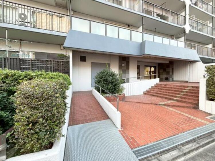 エントランス エントランスは、まさに顔となる場所。シンプルながらも格調高い雰囲気を漂わせています。