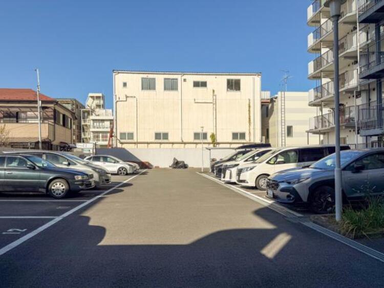 駐車場 敷地内に設けられた駐車スペース。