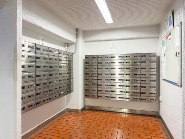 その他 エントランスに備え付けの郵便受けです。