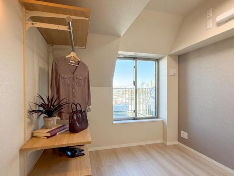 内装 【家具・小物は販売価格に含まれません】独立性を高めたお部屋。収納スペースもあります。