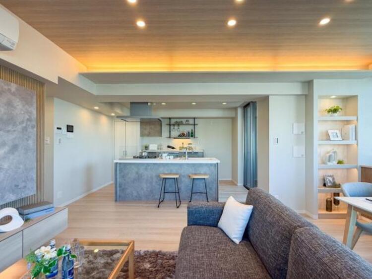 居間 【家具・小物は販売価格に含まれません】家族の暮らしを足元からポカポカと暖めてくれる床暖房。エアコンとは異なり、お部屋そのものが暖まるような感覚です。身体だけではなく、ご家族の心まで温めてくれる設備です。