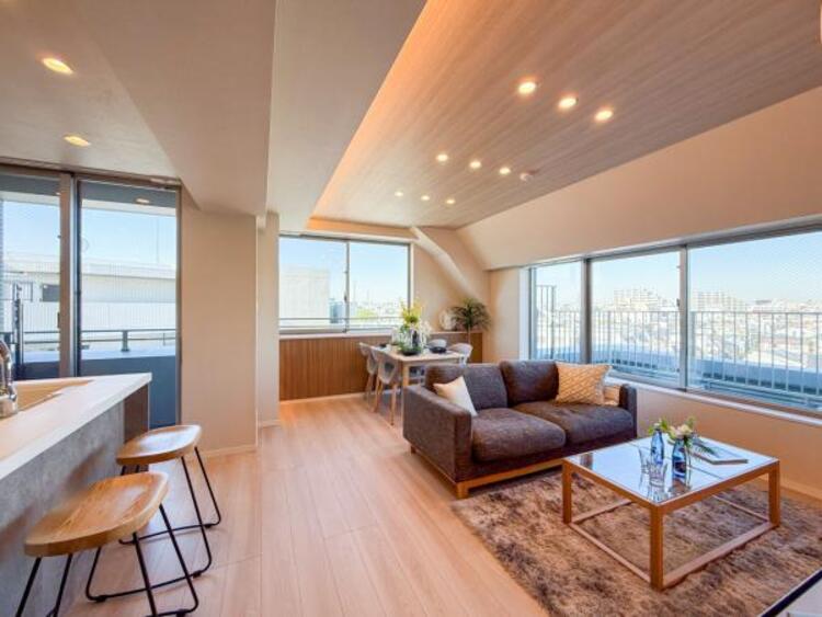 居間 【家具・小物は販売価格に含まれません】光と風があふれる開放的なリビングダイニングには自然と家族みんなが集まってきます。