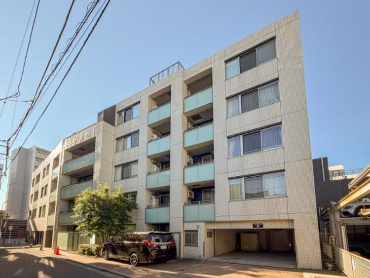 外観 場所によって暖かい日差しの入り方・見え方も違うお住まい。実際の日当たりや現地の雰囲気もご確認ください。