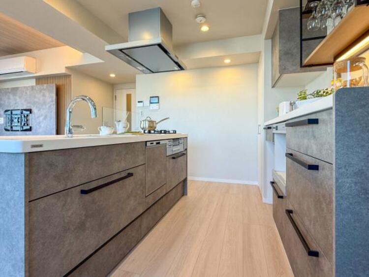 キッチン 焼いたり煮たりと一度にたくさんのお料理を作ることが出来る便利な３口コンロが付いたシステムキッチンは、豊富な収納と食洗機、浄水器付きです。