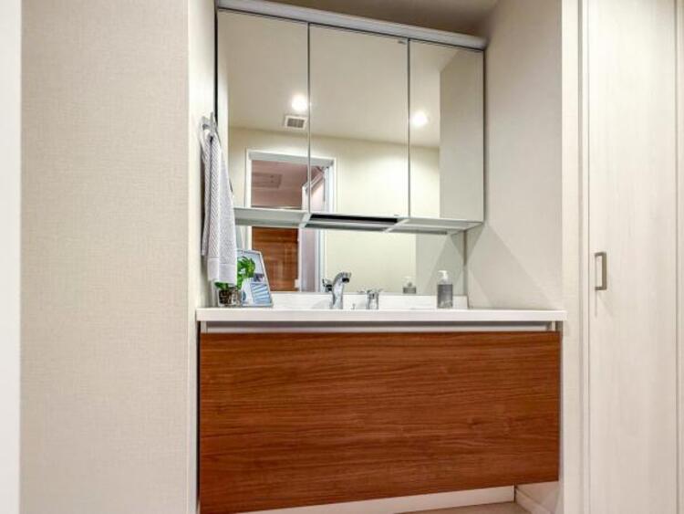 洗面 三面鏡の付いた洗面化粧台は、鏡面裏側にも機能的な収納を配置。普段使いの洗面小物やスキンケア用品などが衛生的に保管できます。