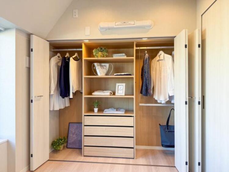収納 【家具・小物は販売価格に含まれません】クローゼットは棚やハンガーパイプが付いており、スーツや上着などが収納可能です。