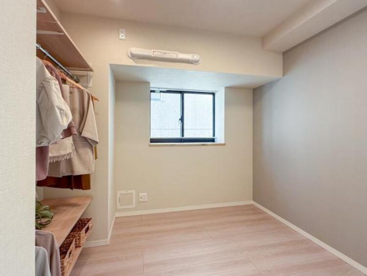 内装 家族個々の安らぎの空間。誰もが好みで飾れるシンプルな室内に仕上げてあります。