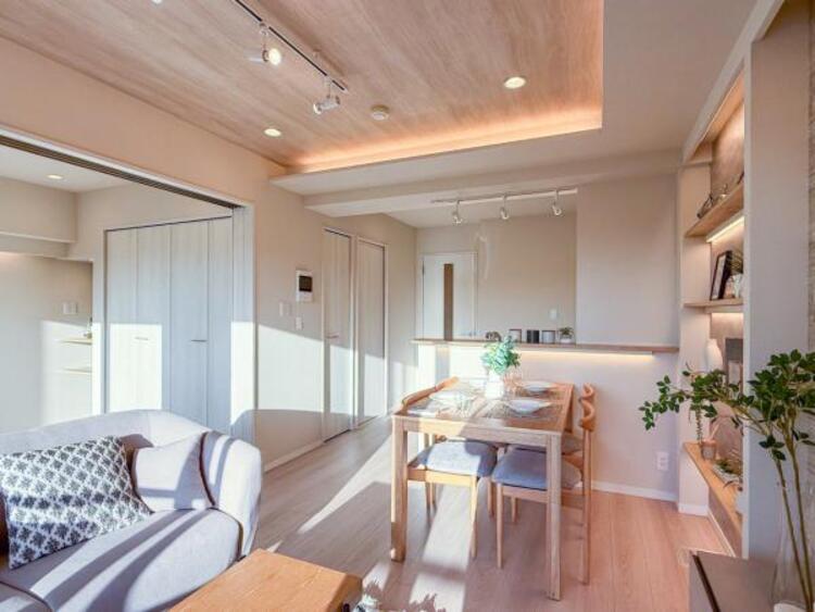 居間 【家具付】ここにはみんなが集い、食事と楽しい会話が始まる。そんな束の間の幸せを感じさせてくれる場所です。