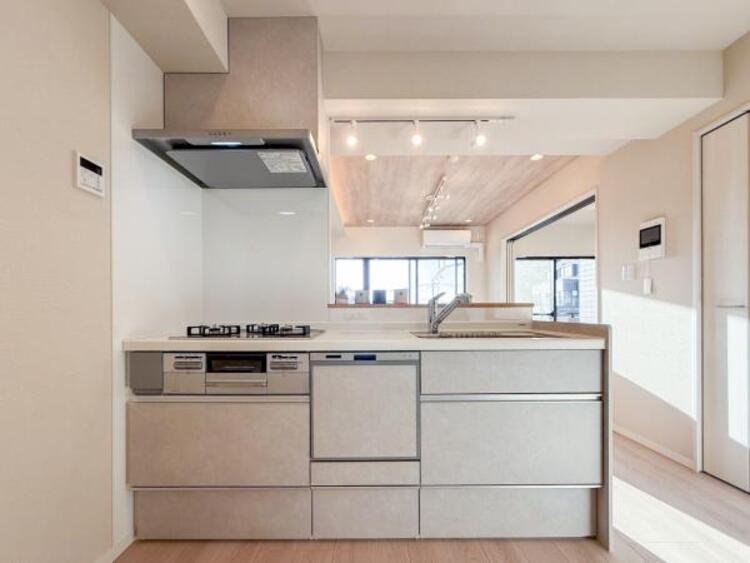 キッチン リビング全体が見渡せる対面式システムキッチン。