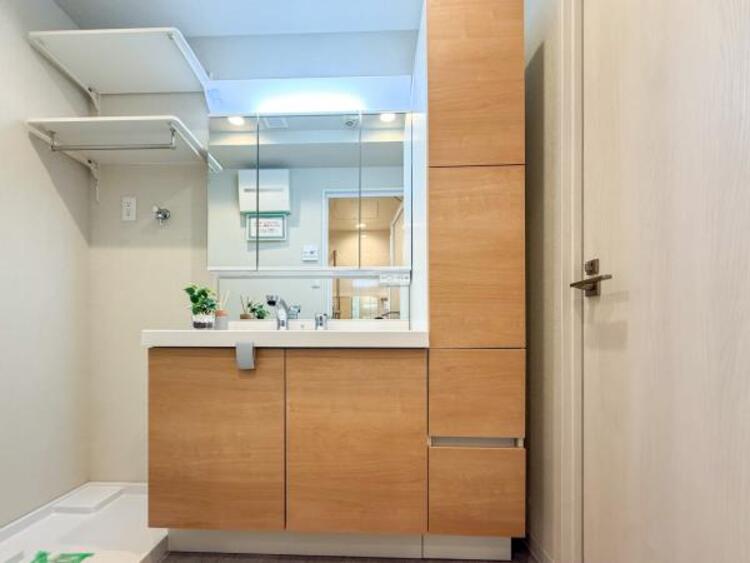 洗面 三面鏡の裏は機能的な収納を配置。コンセントも付いているため電動シェーバーや、電動歯ブラシも収納できます。