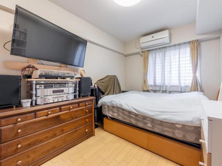 内装 6帖の洋室は衣類の収納に便利なウォークインクローゼットを装備しております。