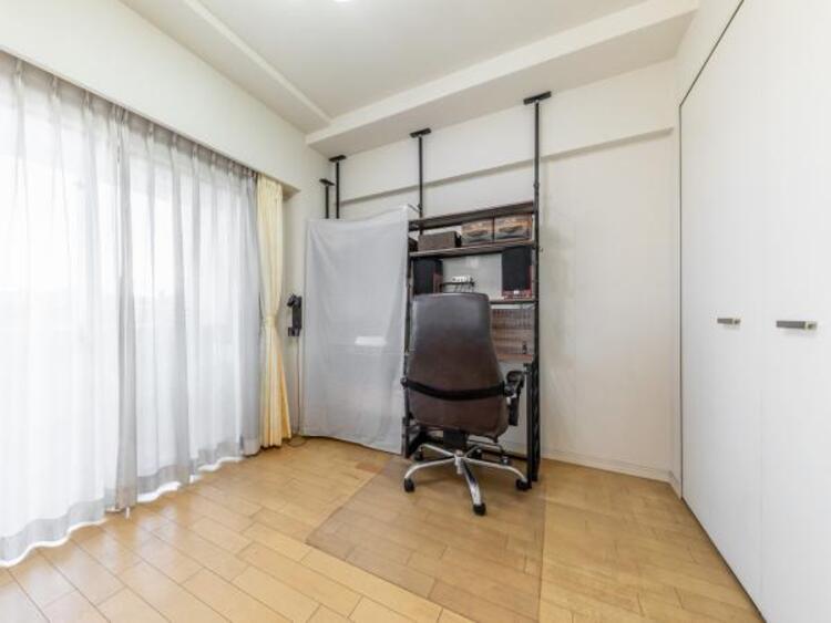 内装 明るい南側の6帖洋室。引き戸を開けるとLDと一体化して使用も可能です。TES温水式床暖房も装備で暖かいです。