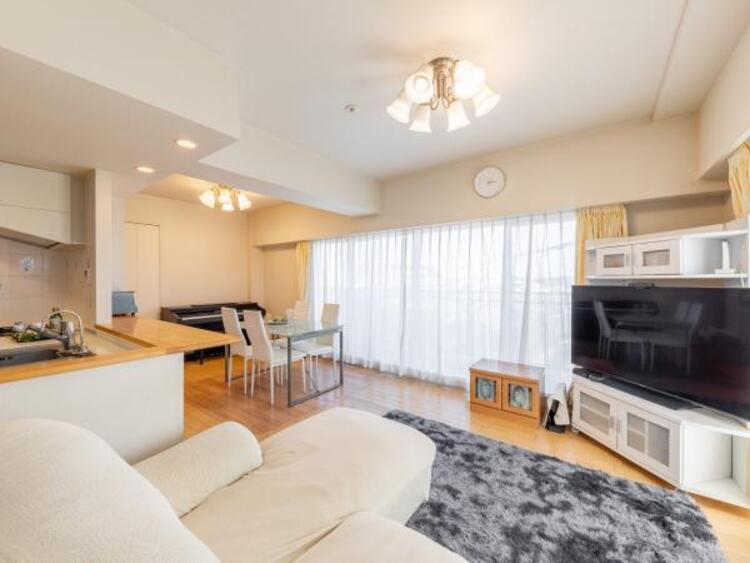 居間 角部屋のため2面採光で明るいLDKは17.9帖の開放感のある空間です。