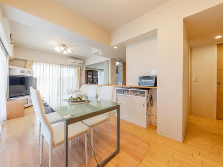 居間 住戸の中心にカウンターキッチンを配した家事導線にも工夫された間取りです。