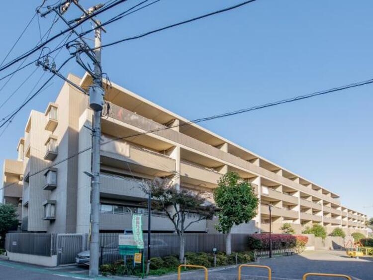 外観 総戸数74戸の2004年築のレジデンス