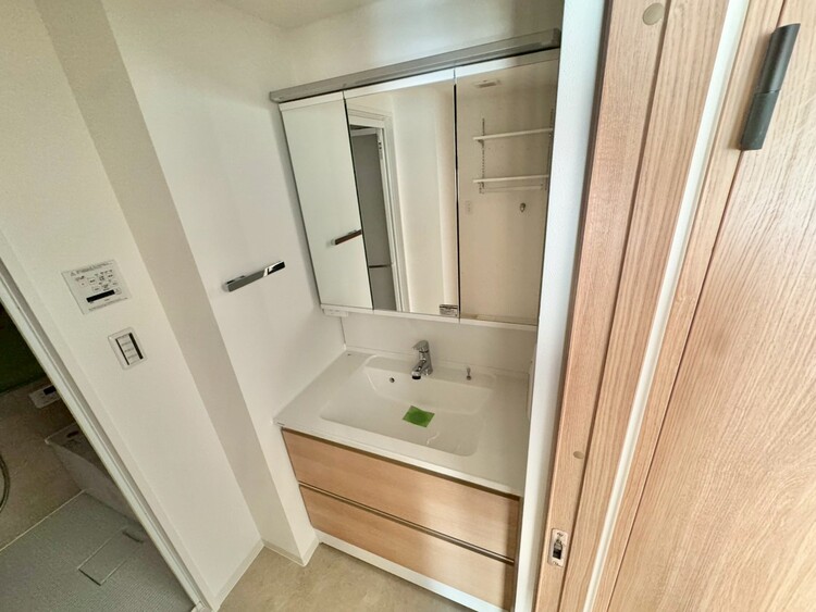 その他 清潔感を感じられる洗面化粧台。