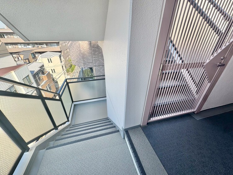 その他 共用部の階段です。明るく清潔に管理されています。