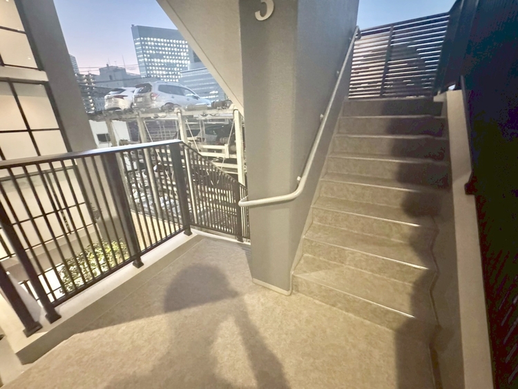 その他 共用部の階段です。明るく清潔に管理されています。
