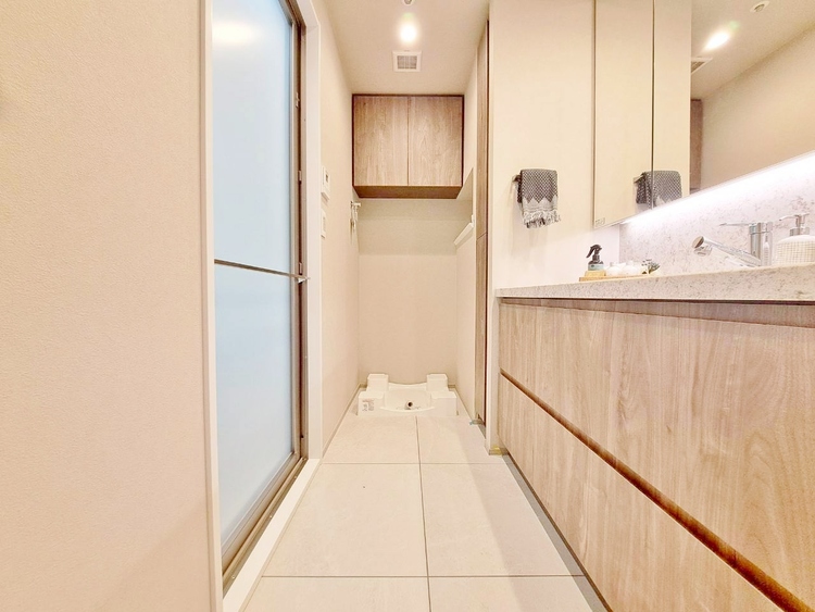 その他 十分な広さの脱衣所。