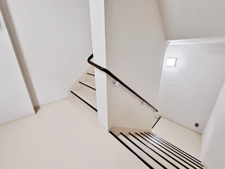 その他 共用部の階段です。明るく清潔に管理されています。