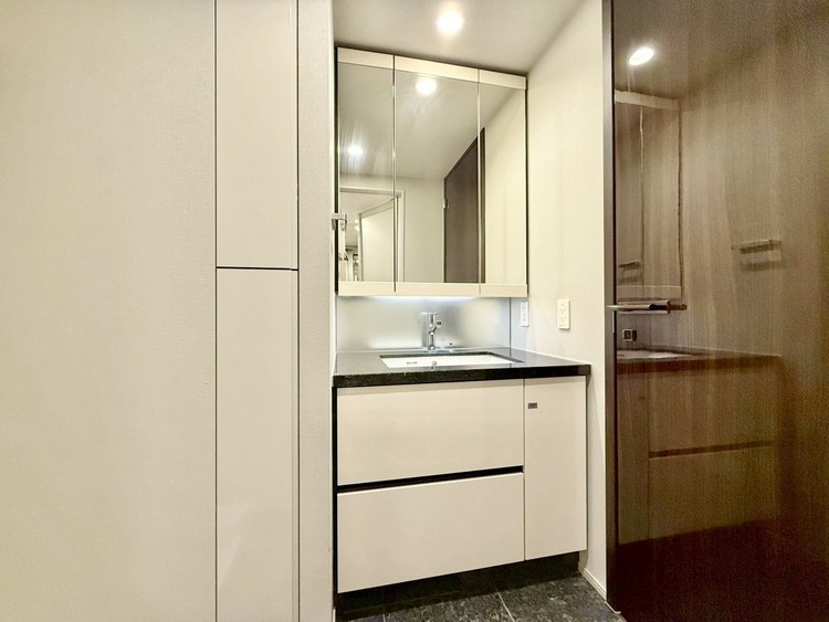 その他 清潔感を感じられる洗面化粧台。