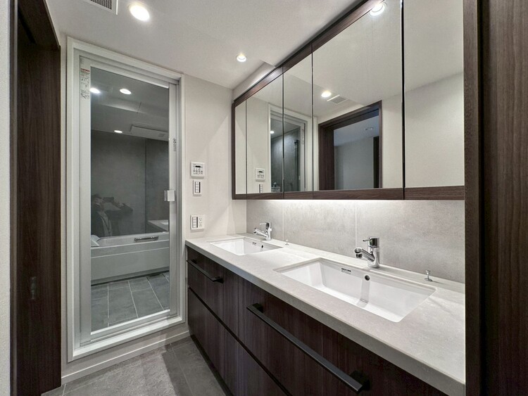 その他 清潔感を感じられる洗面化粧台。