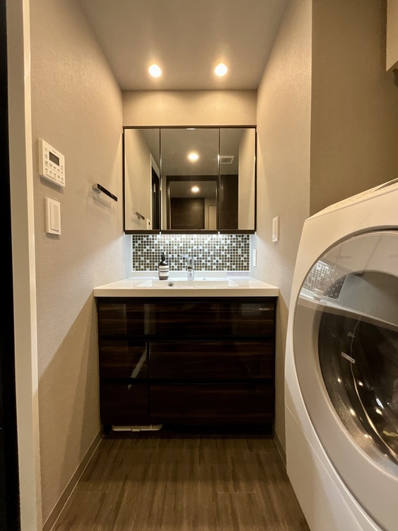 その他 清潔感を感じられる洗面化粧台。