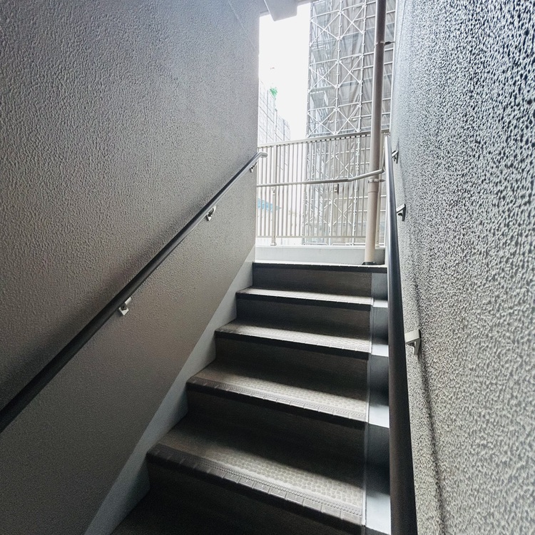 その他 共用部の階段です。明るく清潔に管理されています。