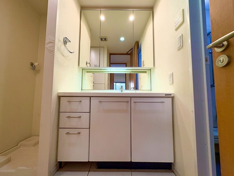 その他 清潔感を感じられる洗面化粧台。