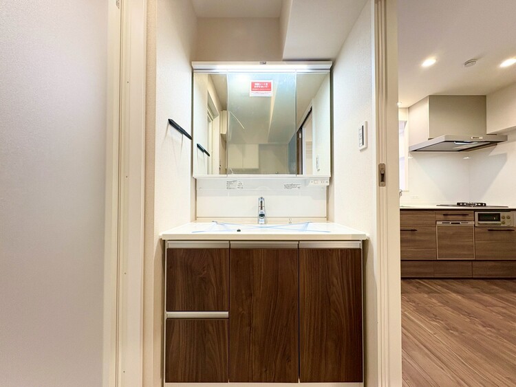 その他 清潔感を感じられる洗面化粧台。