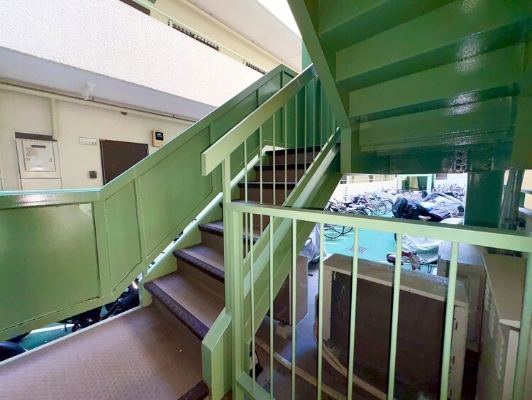 その他 共用部の階段です。明るく清潔に管理されています。