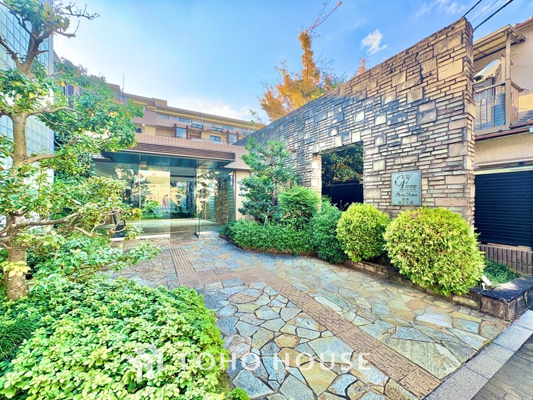 外観 ◆リビング◆たくさんの窓から注ぐ太陽の光。時間の経過とともに光と影のコントラストがこの空間のムードを変え、部屋に変化と温もりをもたらしてくれる。