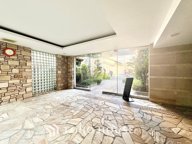 外観 ◆今宵の食卓◆ダウンライトに反射するグラスを眺めながらワインを注ぐ。トクトクと心地いい音をさせながら、フランスの古城を思わせる薫りがたちこめ、とても幸せな時を過ごせる。