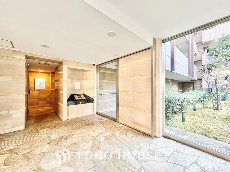 外観 ◆窓を開けると◆冷涼な風、そよぐリビング。だんらんの場所はここから始まり、ここで終わる。家族の笑顔が集う素敵な場所だから、こだわり抜いた思いが詰まっているのだと思う。