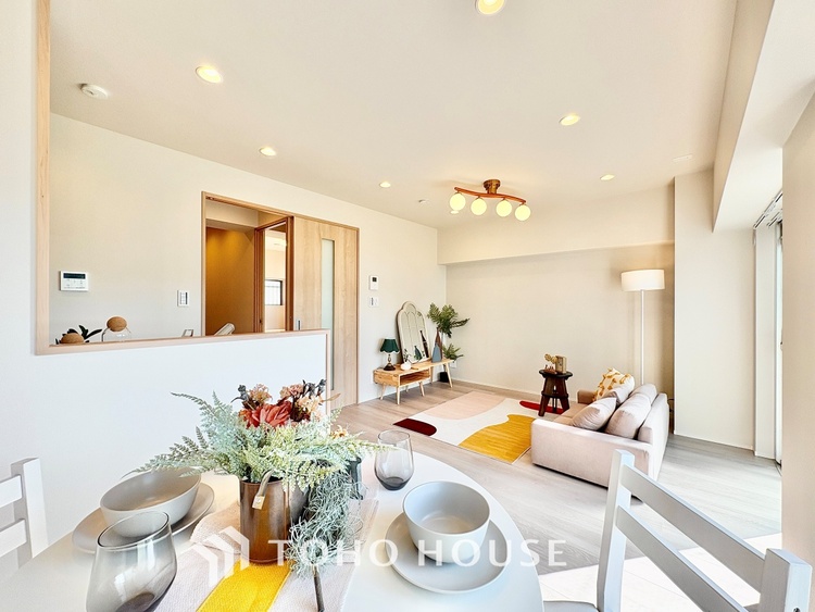 内装 ◆木漏れ日◆の様な採光が優しく足元を照らし、心地いい暮らしの道しるべを写し出す。この空間で過ごす家族との語らいの時間がとても素敵で幸せを感じるかもしれない。