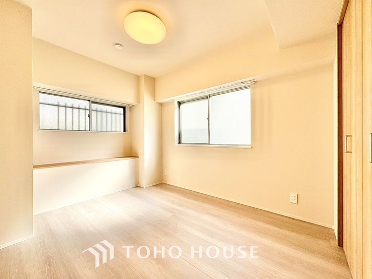 内装 ◆間接照明◆オレンジ色の光が僕達を大人な気分にさせる。静かで優しく語りかけるその光は、今日の終わりを告げてくれ、でも明日にはいい事が必ず来るよ。そんな囁きが聞こえてくる