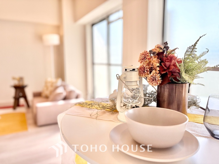 内装 ◆今宵の食卓◆ダウンライトに反射するグラスを眺めながらワインを注ぐ。トクトクと心地いい音をさせながら、フランスの古城を思わせる薫りがたちこめ、とても幸せな時を過ごせる。