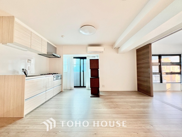 内装 ◆木漏れ日◆の様な採光が優しく足元を照らし、心地いい暮らしの道しるべを写し出す。この空間で過ごす家族との語らいの時間がとても素敵で幸せを感じるかもしれない。