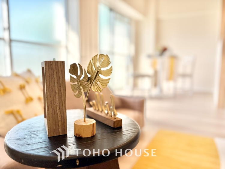 内装 ◆窓を開けると◆冷涼な風、そよぐリビング。だんらんの場所はここから始まり、ここで終わる。家族の笑顔が集う素敵な場所だから、こだわり抜いた思いが詰まっているのだと思う。