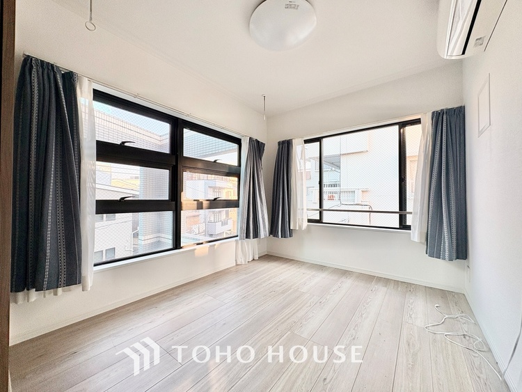 内装 ◆間接照明◆オレンジ色の光が僕達を大人な気分にさせる。静かで優しく語りかけるその光は、今日の終わりを告げてくれ、でも明日にはいい事が必ず来るよ。そんな囁きが聞こえてくる