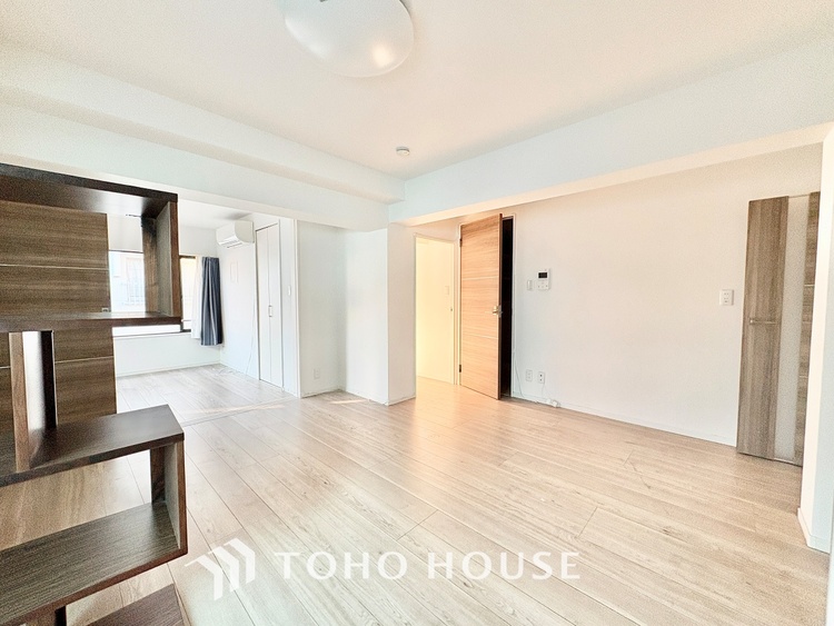 内装 ◆今宵の食卓◆ダウンライトに反射するグラスを眺めながらワインを注ぐ。トクトクと心地いい音をさせながら、フランスの古城を思わせる薫りがたちこめ、とても幸せな時を過ごせる。