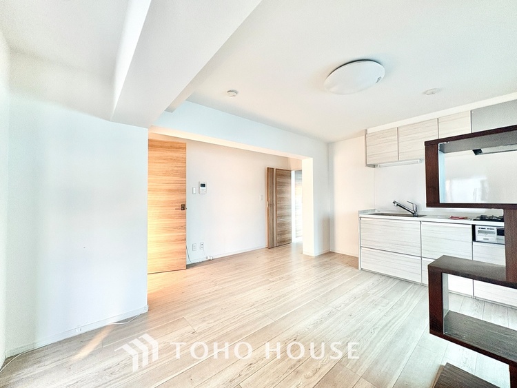 内装 ◆窓を開けると◆冷涼な風、そよぐリビング。だんらんの場所はここから始まり、ここで終わる。家族の笑顔が集う素敵な場所だから、こだわり抜いた思いが詰まっているのだと思う。