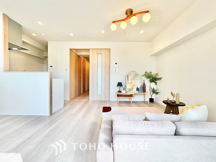 内装 ◆リビング◆そこには目を輝かせ笑顔で見つめてくれる君がいて、「おかえり」の言葉がこだまする。何気ない日々の挨拶は僕にとっては幸せで、同時に君の瞳にも恋している。